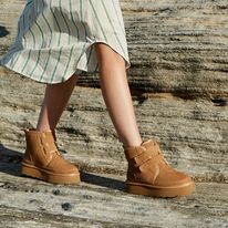 UGG 온라인에서 플랫폼 UGG 부츠를 구매하십시오